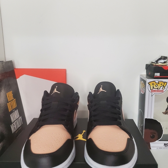 Jordan 1 Low Crimson - Picture 2 of 3